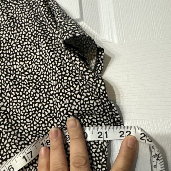 Michael Kors Women L Black and White Marble Print Hi-lo Top‎ With MK Medallion - Picture 6 of 7